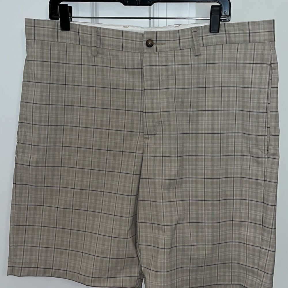 Greg Norman Shark Tab Beige Black plaid tartan golf shorts 36 men’s excellent